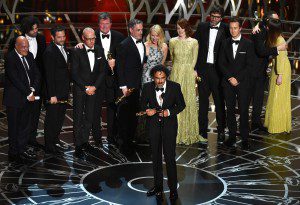 Alejandro González Iñárritu con el equipo de BIRDMAN