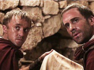 Tom Felton y Joseph Fiennes en RESUCITADO