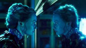 ALICIA A TRAVÉS DEL ESPEJO