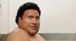 Al comienzo del film Dwayne Johnson muestra un aspecto muy diferente