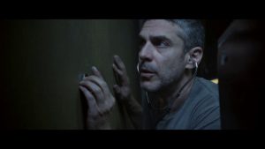 Joaquín (Leonardo Sbaraglia) escucha las voces que suenan a través del túnel