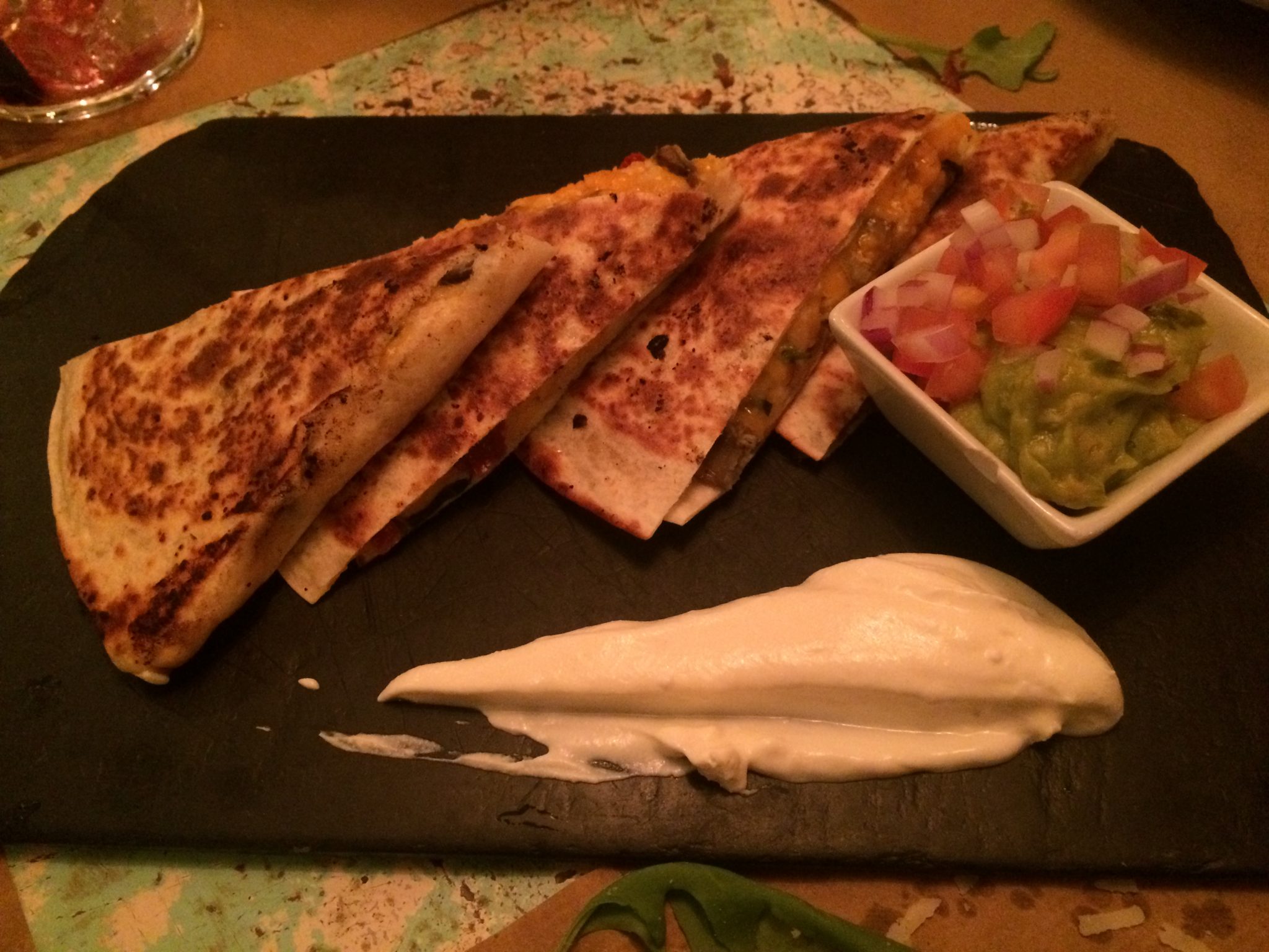 maricastana-quesadilla-de-queso-y-alcachofas-con-guacamole-y-pico-de-gallo