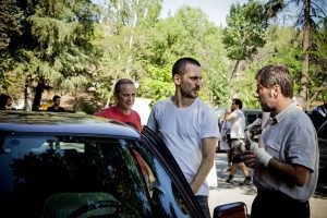 Raúl dirigiendo a los dos protagonistas de la película