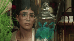 No culpes al karma de lo que te pasa por gilipollas Las plumas son una parte muy importante de la vida de Sara (Verónica Echegui)