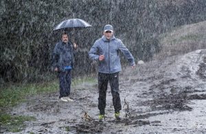 Manolo (Karra Elejalde) entrena a Ramón (Dani Rovira) incluso bajo la lluvia