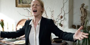 Inés (Sandra Hüller), entregada al canto en TONI ERDMANN