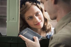 Hasta el último hombre En el momento de partir, su chica, Dorothy Schutte (Teresa Palmer) le entrega una Biblia.