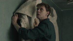 Jack tapa los espejos en EL SECRETO DE MARROWBONE