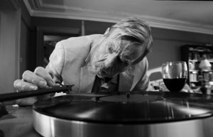 The Party El tocadiscos de Bill (Timothy Spall), omnipresente en THE PARTY