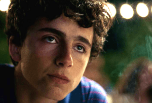 Elio (Timothée Chalamet) mira bailar a Oliver en CALL ME BY YOUR NAME