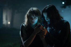 Las chicas, en SLENDER MAN, están pendientes del móvil