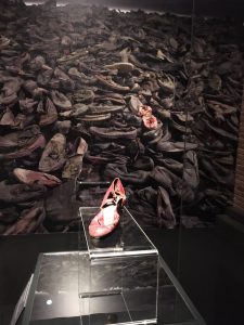 El zapato que da comienzo a la exposición de AUSCHWITZ