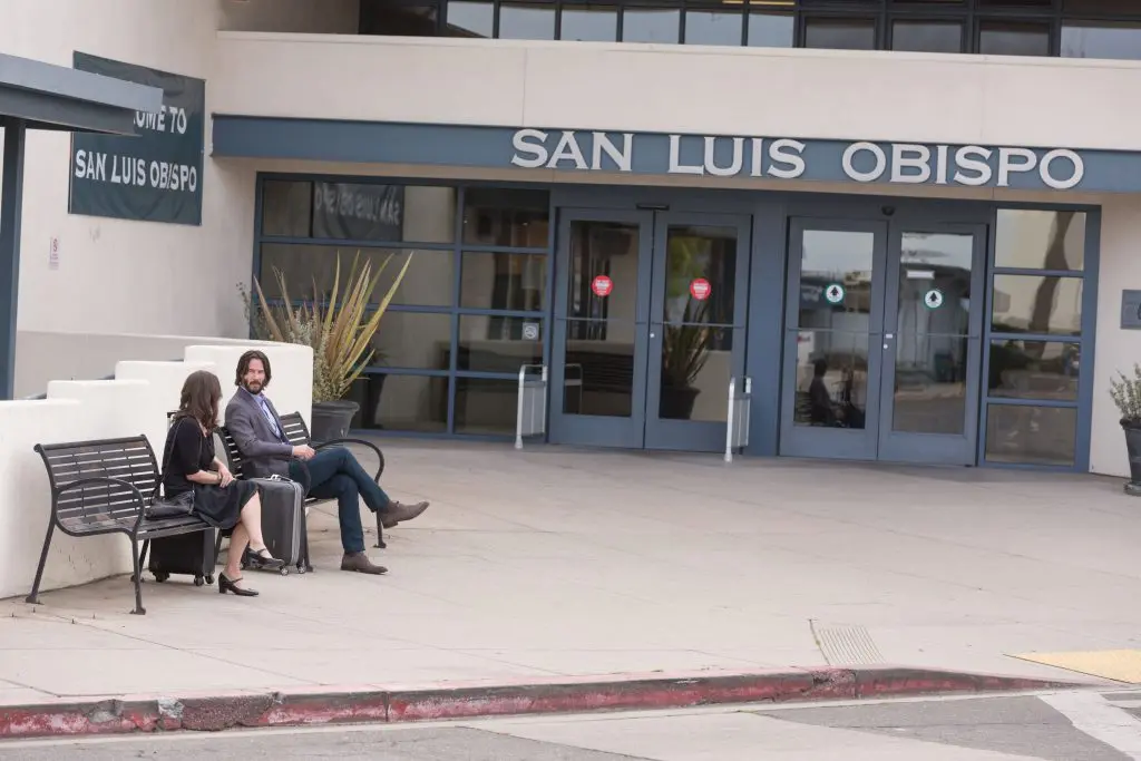 Lindsay (Winona Ryder) y Frank (Keanu Reeves), esperando la lanzadera a la gran boda.