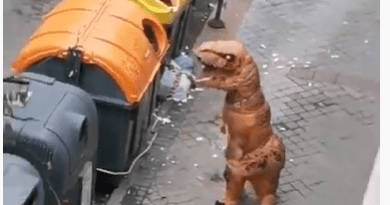 Dinosaurio tirando la basura