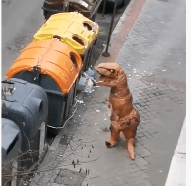 Dinosaurio tirando la basura