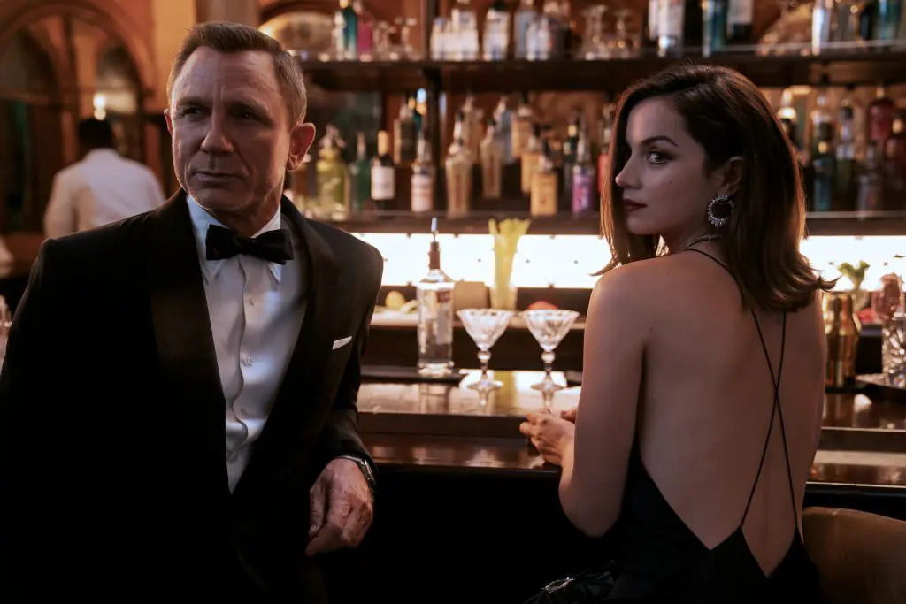 Sin tiempo para moriJames Bond (Daniel Craig) and Paloma (Ana de Armas) en Sin tiempo para morir (NO TIME TO DIE) an EON Productions and Metro Goldwyn Mayer Studios film Credit: Nicola Dove © 2020 DANJAQ, LLC AND MGM. ALL RIGHTS RESERVED.r