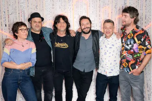 La banda de Late Motiv está formada por (de izquierda a derecha): Erika (teclados), Pirata (saxo y trompeta), Mac (bajo), Litus (voz y guitarra), Pablo Novoa (productor y guitarra) y Coke (batería).