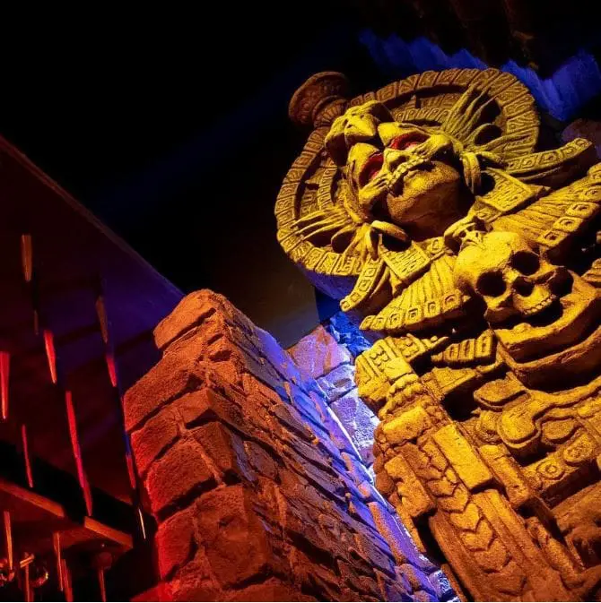 Mientras haces cola en Uncharted ves este decorado. Uncharted, PortAventura,