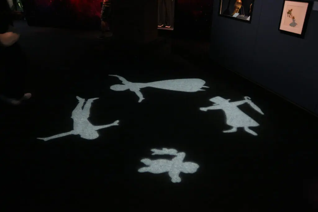 Uno de los aciertos de la exposición: la proyección giratoria de siluetas de 'Peter Pan' en DISNEY: THE EXHIBITION - 100 AÑOS DE MAGIA