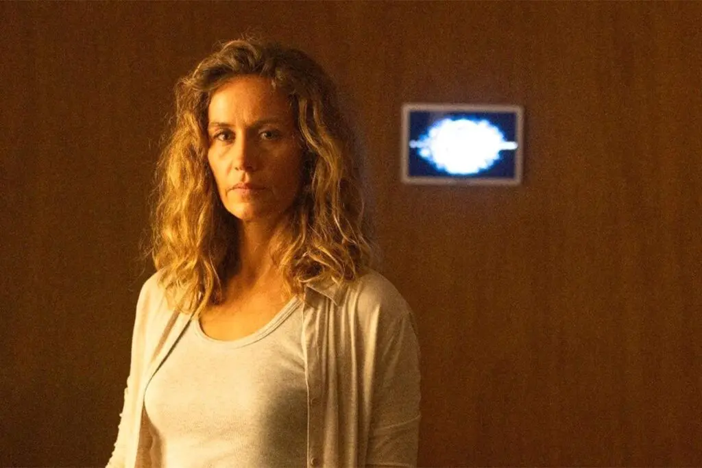 Clarissa (Cècile de France) con la IA que gestiona su apartamento de fondo, en La ResidencIA