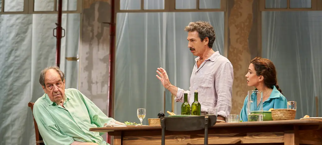 Roahl Dahl (Josep María Pou) escucha a Tom (Pep Planas) y a Jessie Stone (Clàidia Benito) en GIGANTE