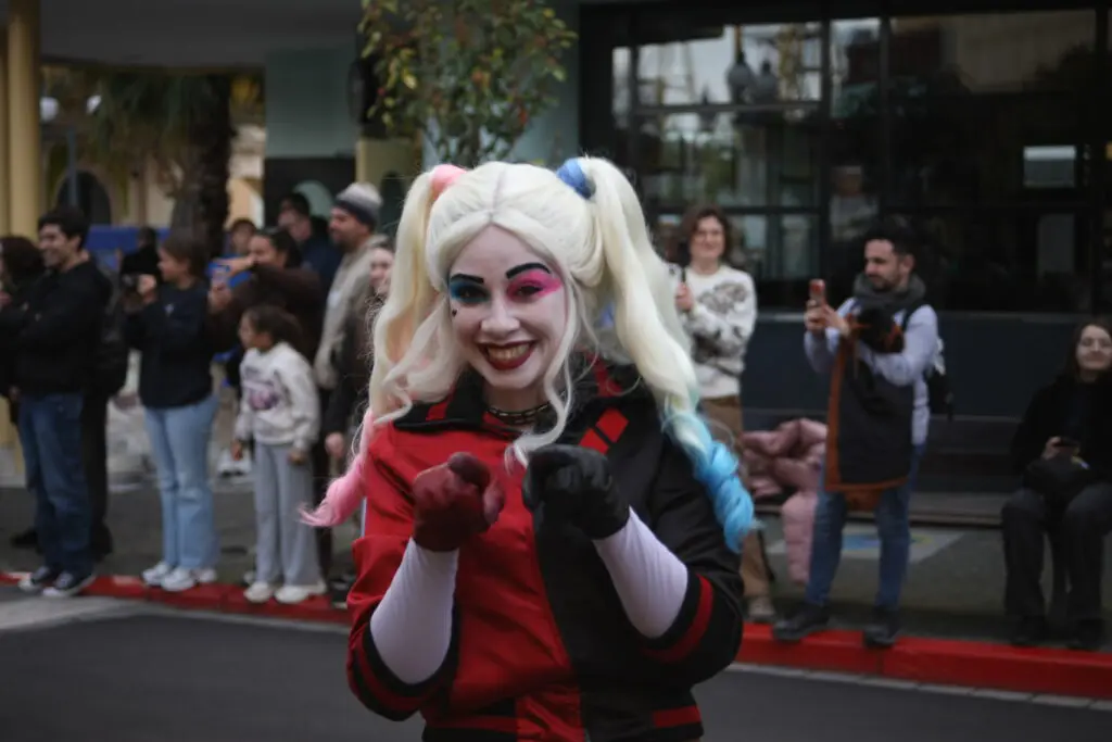 Harley Quinn dibujando un corazón en el aire