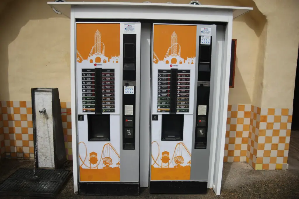 Nueva cartelería en las máquinas de café Parqeu Warner