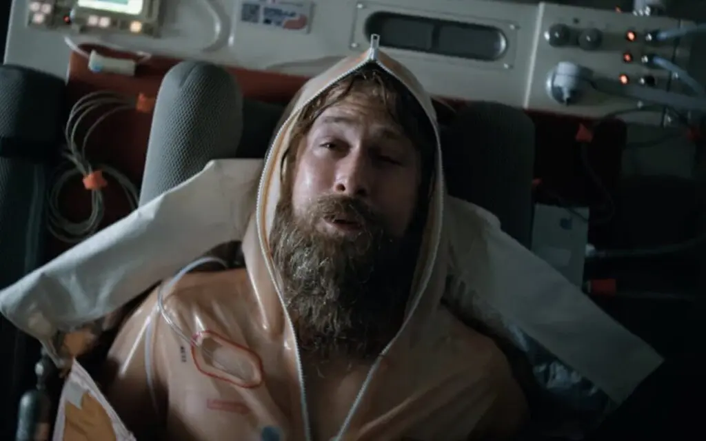 Grace (Ryan Gosling) despierta del coma en la nave Hail Mary sin recordar nada