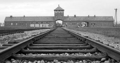 Auschwitz. No hace mucho. No muy lejos.