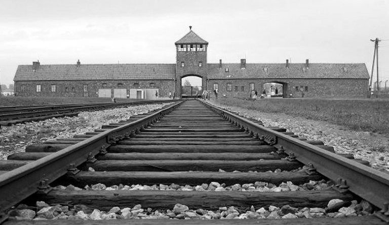 Auschwitz. No hace mucho. No muy lejos.