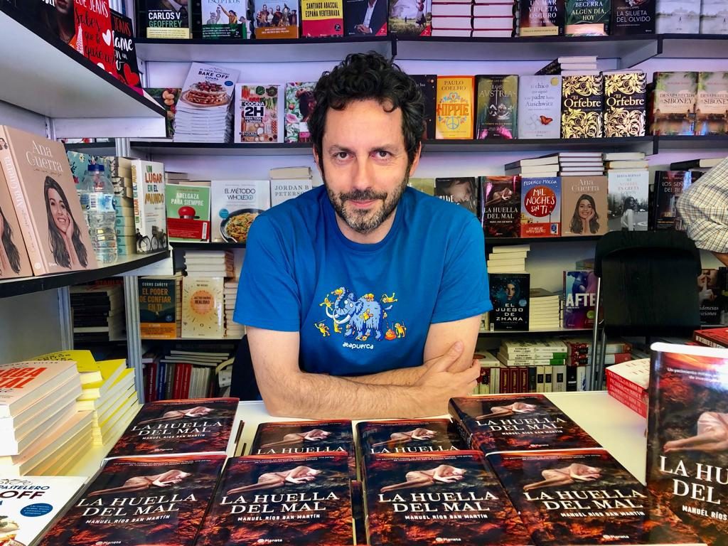 Manuel Ríos en la Feria del Libro de Madrid presentando la huella del Mal.
