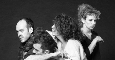 Un peral entra por la ventana