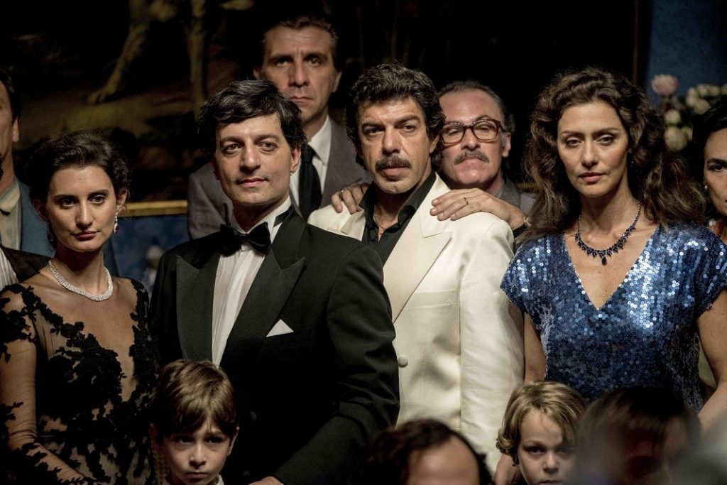 El traidor reconstruye de forma veraz y cruda la vida de Tomasso Buscetta; un soldado aliado de la vieja mafia palermitana, que fue famoso por ser la primera persona que, dentro de Italia, rompía la omertá (código de honor siciliano). Faltar a esta ley del silencio, significó dar a conocer al mundo entero el funcionamiento y las actuaciones de una organización criminal, jerarquizada y hasta ese momento clandestina. Una consecuencia que permitió a la justicia contragolpear a los capos sicilianos y a su negocio.
