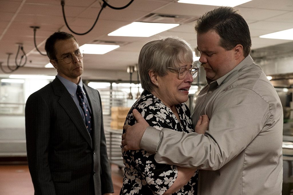 Richard Jewell con su madre y su abogado, en el film