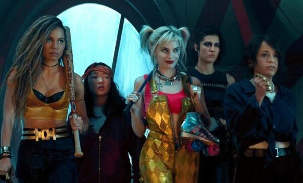 Harley Quinn (Margot Robbie) al frente del grupo de chicas guerreras.
Aves de presa