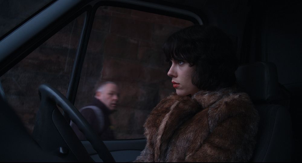 Scarlett Johansson como La Mujer, en su camión, en UNDER THE SKIN