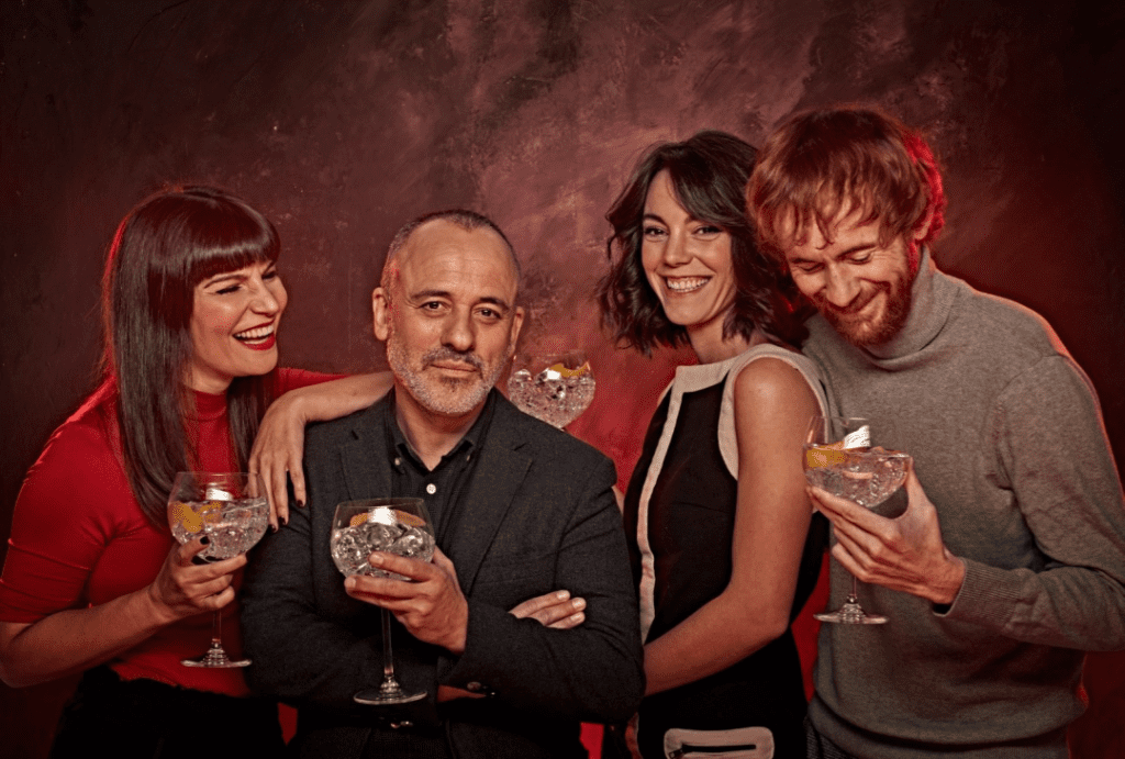 PRINCIPIANTES, de copas y celebración . 
 Daniel Pérez Prada, Mónica Regueiro, Vicky Luengo y Javier Gutierrez 