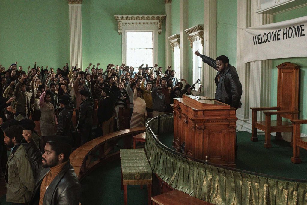 Fred Hampton (Daniel Kaluuya) tiene cada vez más convencidos a sus seguidores. Judas y el Mesías negro
