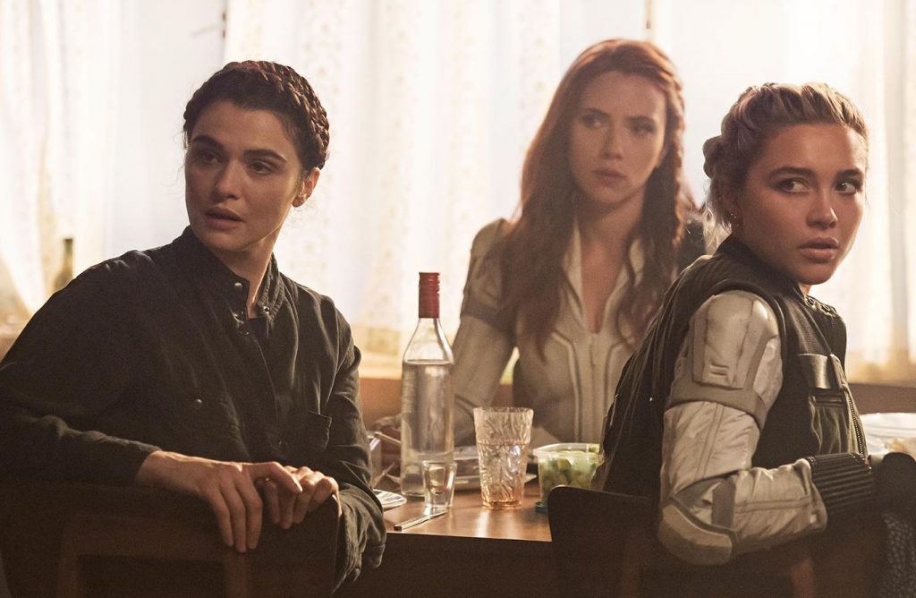 Rachel Weisz, Scarlett Johansson y Florence Pugh en VIUDA NEGRA