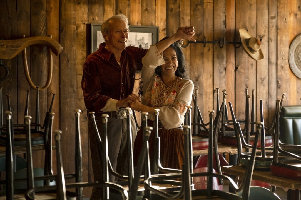 Clint Eastwood y Natalia Traven bailando boleros