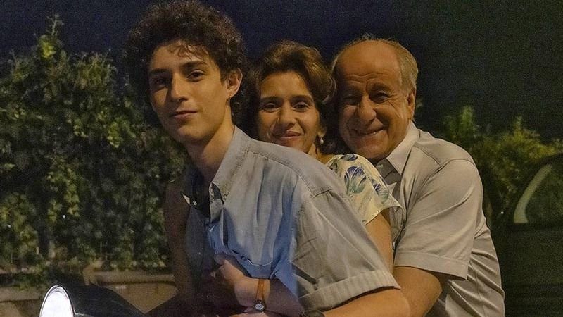El joven Paolo (interpretado por Filippo Scotti y llamado aquí Fabietto) 
con sus padres en esta ficción tan personal, Fue la mano de Dios
