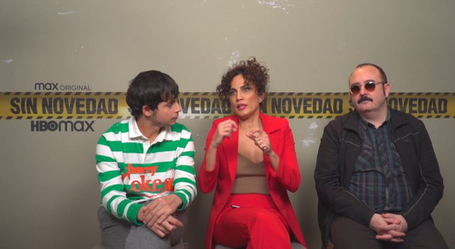 Toni Acosta explicándonos cosas de 'Sin novedad' junto a Omar Banana y Carlos Areces