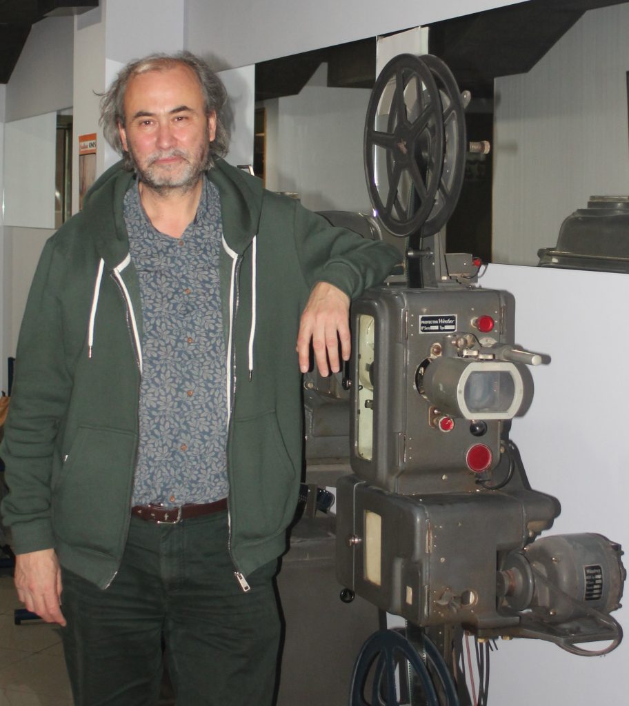 Arturo Dueñas en el pasillo de los cines Casablanca