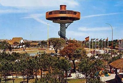 El famoso restaurante El Mirador 
donde ahora están las sillas voladoras  en El Parque de Atracciones 