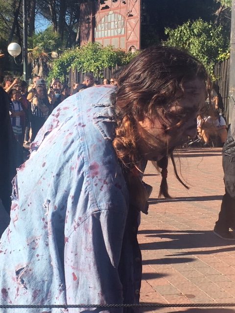 Uno de los espectaculares zombies de LA SALIDA ZOMBIE en El Parque de Atracciones 