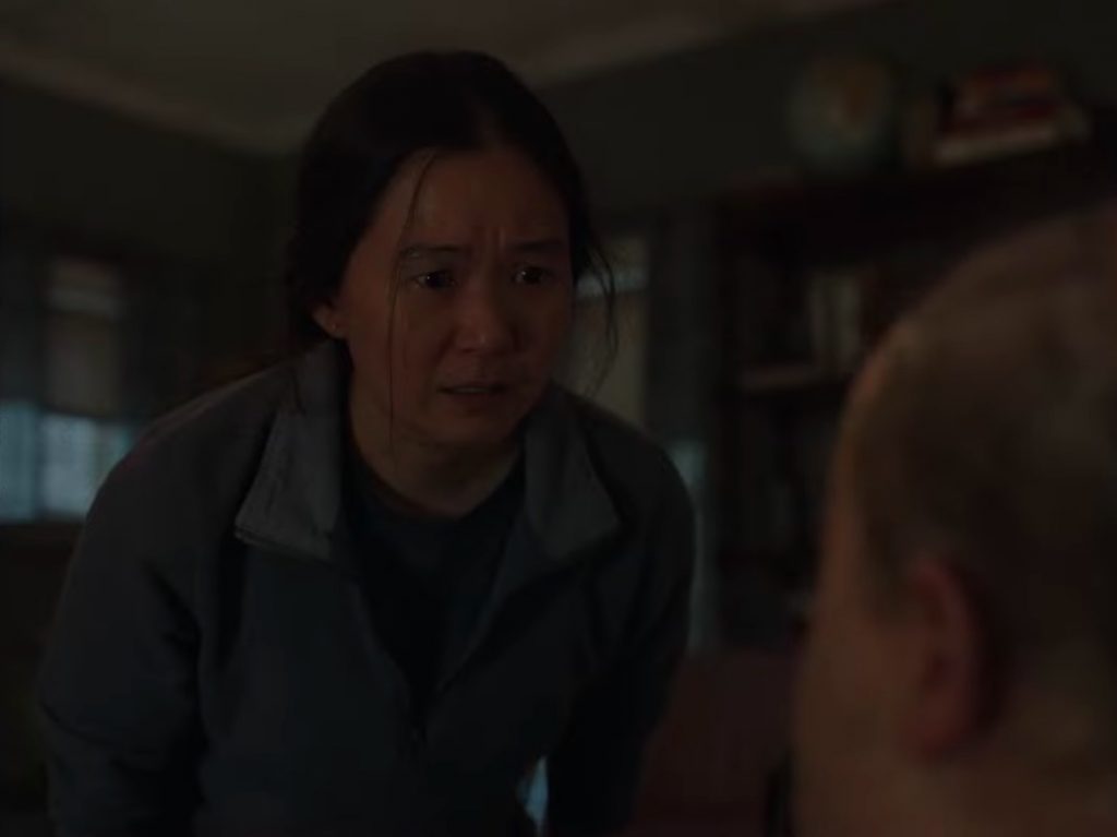 Hong Chau, vista también en EL MENÚ, interpreta a la asistente de Charlie, Liz . The Whale - La Ballena