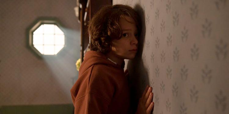 El pequeño Peter (Woody Norman) lo pasa fatal con los ruidos que escucha 
tras la pared de su cuarto, en No tengas Miedo