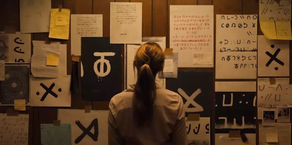 Lee Harker (Maika Monroe) ante la pizarra con el caso desplegado en Longlegs