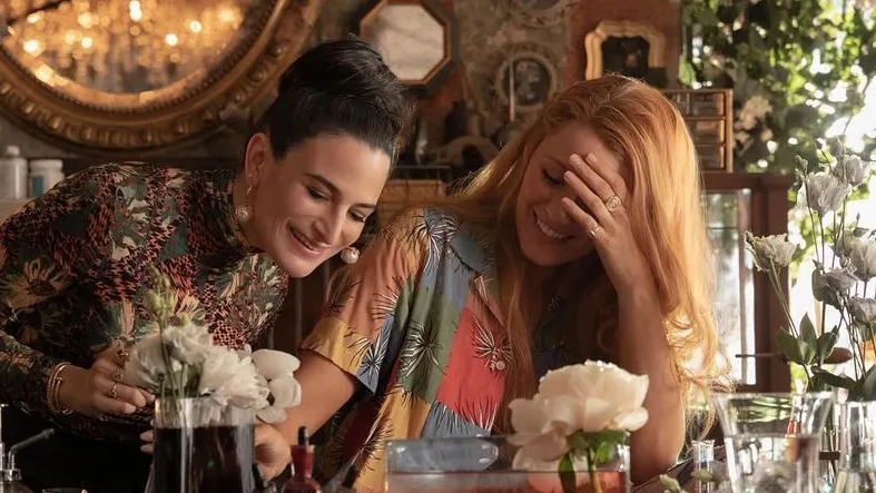 Lily (Blake Lively), a la derecha de la imagen, abre la tienda de flores junto con la que será su mejor amiga, Allysa (Jenny Slate) en v