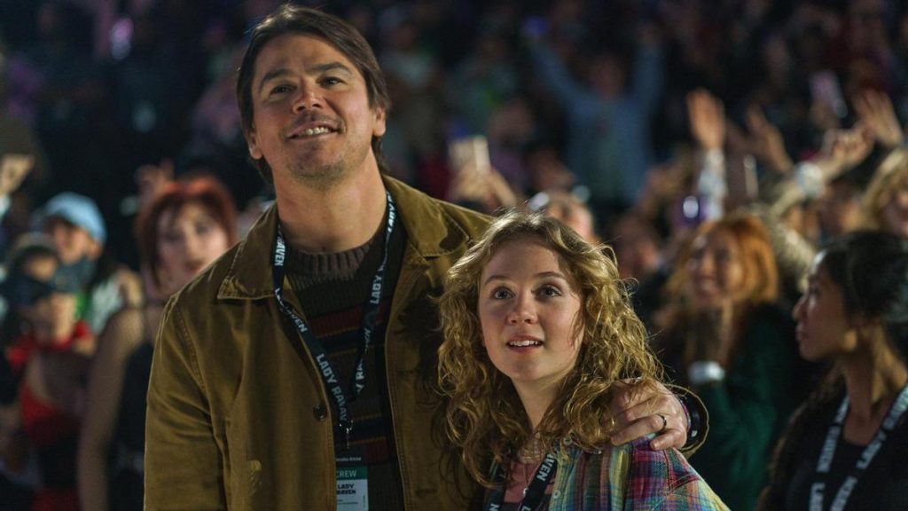 Cooper (Josh Harnett) y Riley (Ariel Donoghue), padre el hija en el concierto de Lady Raven, en La Trampa